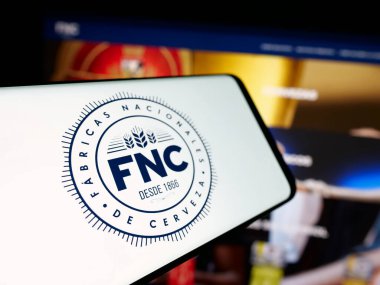 Stuttgart, Almanya - 04-03-2025: Sitenin önünde ekranda Fabricas Nacionales de Cerveza (FNC) şirketinin logosuna sahip akıllı telefon. Telefon ekranının merkez soluna odaklan.