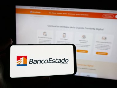 Stuttgart, Almanya - 04-03-2025: İnternet sitesi önünde üzerinde Banco del Estado (BancoEstado de Chile) logosu olan akıllı telefon sahibi kişi. Telefon ekranına odaklan.
