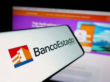 Stuttgart, Almanya - 04-03-2025: İnternet sitesinin önünde üzerinde Banco del Estado (BancoEstado) logosu olan akıllı telefon. Telefon ekranının soluna odaklan.