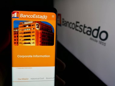 Stuttgart, Almanya - 04-03-2025: Logonun önündeki ekranda Banco del Estado (BancoEstado) web sayfası bulunan kişi. Telefon ekranının merkezine odaklan.