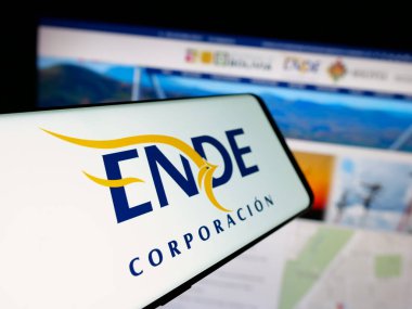 Stuttgart, Almanya - 04-03-2025: Web sitesinin önünde ekranda Empresa Nacional de Electricidad (ENDE) logosu olan akıllı telefon. Telefon ekranının merkez soluna odaklan.