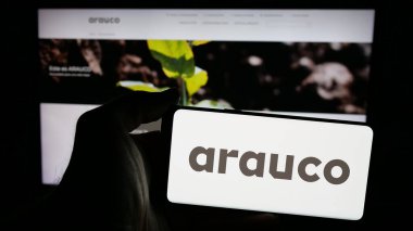 Stuttgart, Almanya - 04-03-2025: Celulosa Arauco y Constitucion S.A. şirketinin logosunun bulunduğu cep telefonu web sayfası önünde ekranda. Telefon ekranına odaklan.