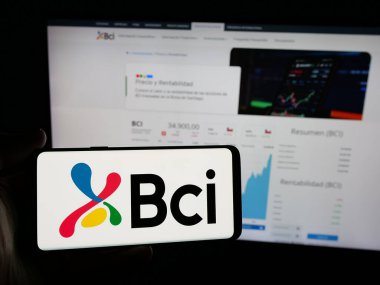 Stuttgart, Almanya - 04-03-2025: İnternet sitesinin önünde üzerinde Banco de Credito e Inversiones S.A. (BCI) logosu bulunan kişi. Telefon ekranına odaklan.