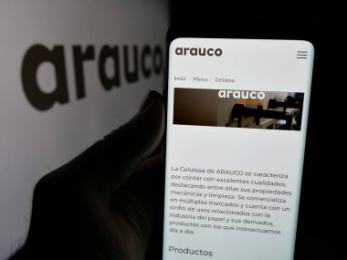Stuttgart, Almanya - 04-03-2025: Celulosa Arauco y Constitucion S.A. şirketinin web sayfası logo önünde ekranda. Telefon ekranının merkezine odaklan.