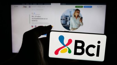 Stuttgart, Almanya - 04-03-2025: İnternet sayfası önünde üzerinde Banco de Credito e Inversiones S.A. (BCI) logosu bulunan cep telefonu sahibi kişi. Telefon ekranına odaklan.