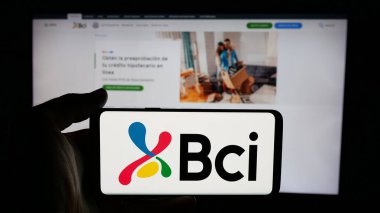 Stuttgart, Almanya - 04-03-2025: İnternet sayfası önünde üzerinde Banco de Credito e Inversiones S.A. (BCI) logosu bulunan kişi. Telefon ekranına odaklan.