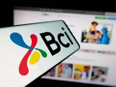 Stuttgart, Almanya - 04-03-2025: İnternet sitesinin önünde ekranda Banco de Credito e Inversiones S.A. (BCI) logosu bulunan akıllı telefon. Telefon ekranının merkez soluna odaklan.