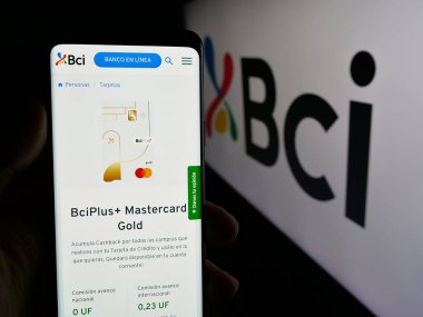 Stuttgart, Almanya - 04-03-2025: Logo önündeki ekranda Banco de Credito e Inversiones S.A. (BCI) web sayfası bulunan kişi. Telefon ekranının merkezine odaklan.
