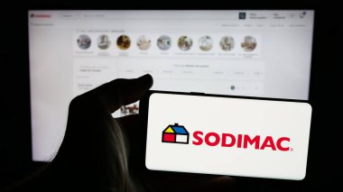 Stuttgart, Almanya - 04-03-2025: Şilili perakende şirketi Sodimac S.A. 'nın logosunun bulunduğu cep telefonu web sayfası önünde duruyor. Telefon ekranına odaklan.