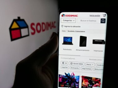 Stuttgart, Almanya - 04-03-2025: Şilili perakende şirketi Sodimac S.A. 'nın logosunun bulunduğu web sitesi logosu ekranda. Telefon ekranının merkezine odaklan.