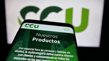Stuttgart, Almanya - 04-03-2025: İnternet sitesinin önünde üzerinde Compania Cervecerias Unidas S.A. (CCU) logosu bulunan cep telefonu. Telefon ekranının sol üst kısmına odaklan.