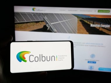 Stuttgart, Almanya - 04-03-2025: Şilili enerji şirketi Colbun S.A. 'nın logosunu taşıyan kişi web sitesinin önünde ekranda. Telefon ekranına odaklan.