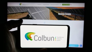 Stuttgart, Almanya - 04-03-2025: Şilili enerji şirketi Colbun S.A. 'nın logosunun bulunduğu cep telefonu web sayfası önünde ekranda. Telefon ekranına odaklan.