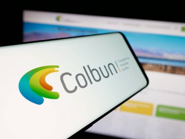 Stuttgart, Almanya - 04-03-2025: Şilili enerji şirketi Colbun S.A. 'nın logosuna sahip akıllı telefon web sitesinin önünde ekranda. Telefon ekranının merkez soluna odaklan.