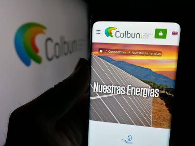 Stuttgart, Almanya - 04-03-2025: Şili enerji şirketi Colbun S.A. 'nın logosunun bulunduğu web sayfası ekranda logonun önünde duruyor. Telefon ekranının merkezine odaklan.