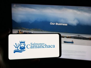 Stuttgart, Almanya - 04-03-2025: Aquafarming şirketi Salmones Camanchaca S.A. 'nın logosunu taşıyan kişi web sitesinin önünde ekranda. Telefon ekranına odaklan.