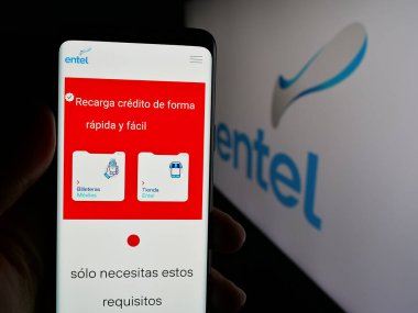 Stuttgart, Almanya - 04-07-2025: Telekomünikasyon şirketi Entel S.A. 'nın web sayfası olan cep telefonu logosu önünde ekranda. Telefon ekranının merkezine odaklan.