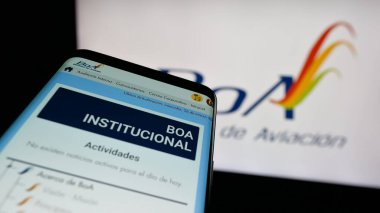 Stuttgart, Almanya - 04-07-2025: İnternet sitesinin önünde ekranda Boliviana de Aviacion (BoA) havayolu şirketinin logosunun bulunduğu cep telefonu. Telefon ekranının sol üst kısmına odaklan.