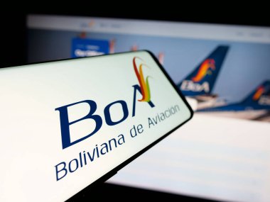 Stuttgart, Almanya - 04-07-2025: İnternet sitesinin önünde ekranda Boliviana de Aviacion (BoA) havayolu şirketinin logosuna sahip akıllı telefon. Telefon ekranının merkez soluna odaklan.