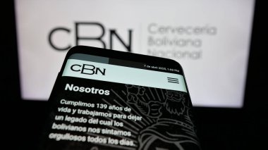 Stuttgart, Almanya - 04-07-2025: İnternet sitesinin önünde ekranda Cerveceria Boliviana Nacional (CBN) şirketinin logosuna sahip cep telefonu. Telefon ekranının sol üst kısmına odaklan.