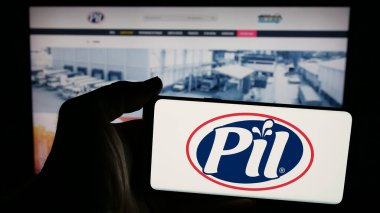 Stuttgart, Almanya - 04-07-2025: Bolivyalı mandıra şirketi PIL Andina S.A. 'nın logosunun bulunduğu cep telefonu web sayfasının önünde ekranda. Telefon ekranına odaklan.