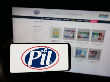Stuttgart, Almanya - 04-07-2025: Bolivyalı mandıra şirketi PIL Andina S.A. 'nın logosunu taşıyan kişi web sitesinin önünde ekranda. Telefon ekranına odaklan.