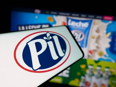 Stuttgart, Almanya - 04-07-2025: Bolivyalı mandıra şirketi PIL Andina S.A. 'nın logosunu içeren akıllı telefon web sitesinin önünde ekranda. Telefon ekranının merkez soluna odaklan.