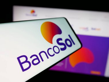 Stuttgart, Almanya - 04-07-2025: İnternet sitesi önünde Banco Solidario S.A. (BancoSol) şirketinin logosuna sahip akıllı telefon. Telefon ekranının soluna odaklan.