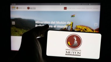 Stuttgart, Almanya - 04-07-2025: Web sayfası önünde ekranda Empresa Siderurgica del Mutun (ESM) şirketinin logosunun bulunduğu cep telefonu sahibi kişi. Telefon ekranına odaklan.