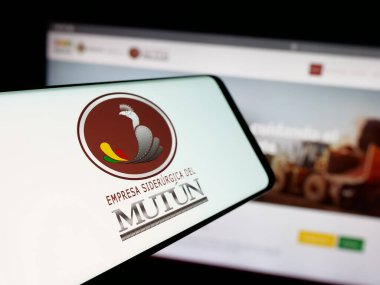 Stuttgart, Almanya - 04-07-2025: Web sitesi önünde ekranda Empresa Siderurgica del Mutun (ESM) şirketinin logosuna sahip akıllı telefon. Telefon ekranının merkez soluna odaklan.