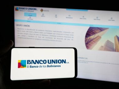 Stuttgart, Almanya - 04-07-2025: Bolivya 'lı finans şirketi Banco Union S.A.' nın logosunu taşıyan kişi web sitesinin önünde ekranda. Telefon ekranına odaklan.