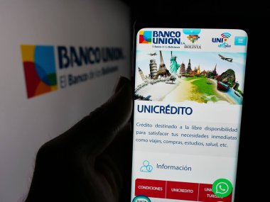 Stuttgart, Almanya - 04-07-2025: Bolivyalı finans şirketi Banco Union S.A. 'nın logosunun bulunduğu web sayfası logonun önünde ekranda. Telefon ekranının merkezine odaklan.