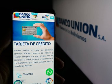 Stuttgart, Almanya - 04-07-2025: Bolivya 'lı finans şirketi Banco Union S.A.' nın internet sayfası olan cep telefonu logosu önünde ekranda. Telefon ekranının merkezine odaklan.