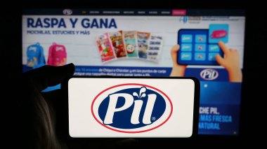 Stuttgart, Almanya - 04-07-2025: Bolivyalı mandıra şirketi PIL Andina S.A. 'nın logosunun bulunduğu cep telefonu web sayfası önünde ekranda. Telefon ekranına odaklan.