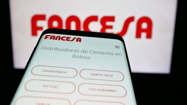 Stuttgart, Almanya - 04-09-2025: Sitenin önünde ekranda Fabrica Nacional de Cemento (FANCESA) şirketinin logosunun yer aldığı cep telefonu. Telefon ekranının sol üst kısmına odaklan.