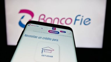 Stuttgart, Almanya - 04-09-2025: Bolivyalı finans şirketi Banco FIE S.A. 'nın logolu cep telefonu web sitesinin önünde ekranda. Telefon ekranının sol üst kısmına odaklan.