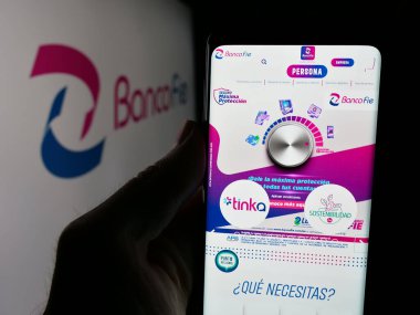 Stuttgart, Almanya - 04-09-2025: Bolivyalı finans şirketi Banco FIE S.A. 'nın logosunun bulunduğu web sitesi logosu ekranda. Telefon ekranının merkezine odaklan.