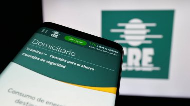 Stuttgart, Almanya - 04-09-2025: Web sitesinin önünde üzerinde Cooperativa Kırsal de Electrificacion (CRE) logosu bulunan cep telefonu. Telefon ekranının sol üst kısmına odaklan.