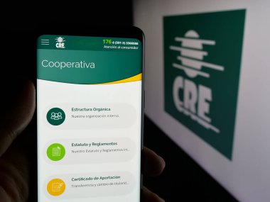 Stuttgart, Almanya - 04-09-2025: Logonun önünde Kooperatif Kırsal de Electrificacion (CRE) logosu olan web sayfası var. Telefon ekranının merkezine odaklan.