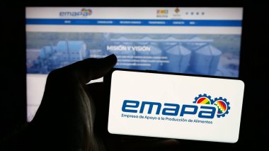 Stuttgart, Almanya - 04-09-2025: Bolivyalı gıda şirketi EMAPA 'nın logosuna sahip cep telefonu web sayfasının önünde ekranda. Telefon ekranına odaklan.