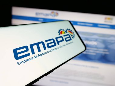 Stuttgart, Almanya - 04-09-2025: Web sitesinin önünde ekranda Bolivyalı gıda şirketi EMAPA 'nın logosuna sahip akıllı telefon. Telefon ekranının merkez soluna odaklan.