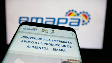 Stuttgart, Almanya - 04-09-2025: Bolivyalı gıda şirketi EMAPA 'nın logosunun yer aldığı cep telefonu web sitesinin önünde ekranda. Telefon ekranının sol üst kısmına odaklan.