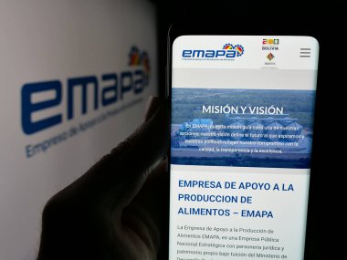Stuttgart, Almanya - 04-09-2025: Bolivyalı gıda şirketi EMAPA 'nın logosunun bulunduğu web sitesi logosu ekranda. Telefon ekranının merkezine odaklan.