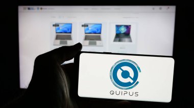 Stuttgart, Almanya - 04-09-2025: Bolivyalı teknoloji şirketi Empresa Publica Quipus 'un logosunun bulunduğu cep telefonu web sayfası önünde ekranda. Telefon ekranına odaklan.