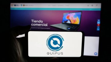 Stuttgart, Almanya - 04-09-2025: Bolivyalı teknoloji şirketi Empresa Publica Quipus 'un logosunun bulunduğu cep telefonu web sayfası önünde ekranda. Telefon ekranına odaklan.