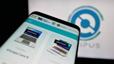 Stuttgart, Almanya - 04-09-2025: Bolivyalı teknoloji şirketi Empresa Publica Quipus 'un logosunun yer aldığı cep telefonu web sitesinin önünde ekranda. Telefon ekranının sol üst kısmına odaklan.