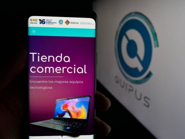 Stuttgart, Almanya - 04-09-2025: Bolivyalı teknoloji şirketi Empresa Publica Quipus 'un web sayfası olan cep telefonu logonun önünde ekranda. Telefon ekranının merkezine odaklan.