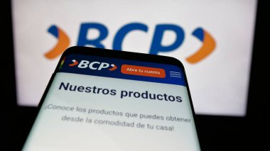 Stuttgart, Almanya - 04-09-2025: İnternet sitesinin önünde üzerinde Banco de Credito de Bolivia S.A. (BCP) logosu bulunan cep telefonu. Telefon ekranının sol üst kısmına odaklan.