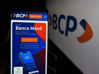 Stuttgart, Almanya - 04-09-2025: Logonun önündeki ekranda Banco de Credito de Bolivia S.A. (BCP) logosunun logosu bulunan kişi. Telefon ekranının merkezine odaklan.