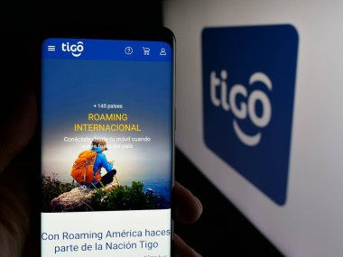Stuttgart, Almanya - 04-09-2025: Telekomünikasyon şirketi Tigo Bolivya 'nın logosunun bulunduğu web sitesi logosu ekranda. Telefon ekranının merkezine odaklan.